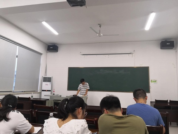 谭宇超主持.jpg 谭宇超主持.jpg